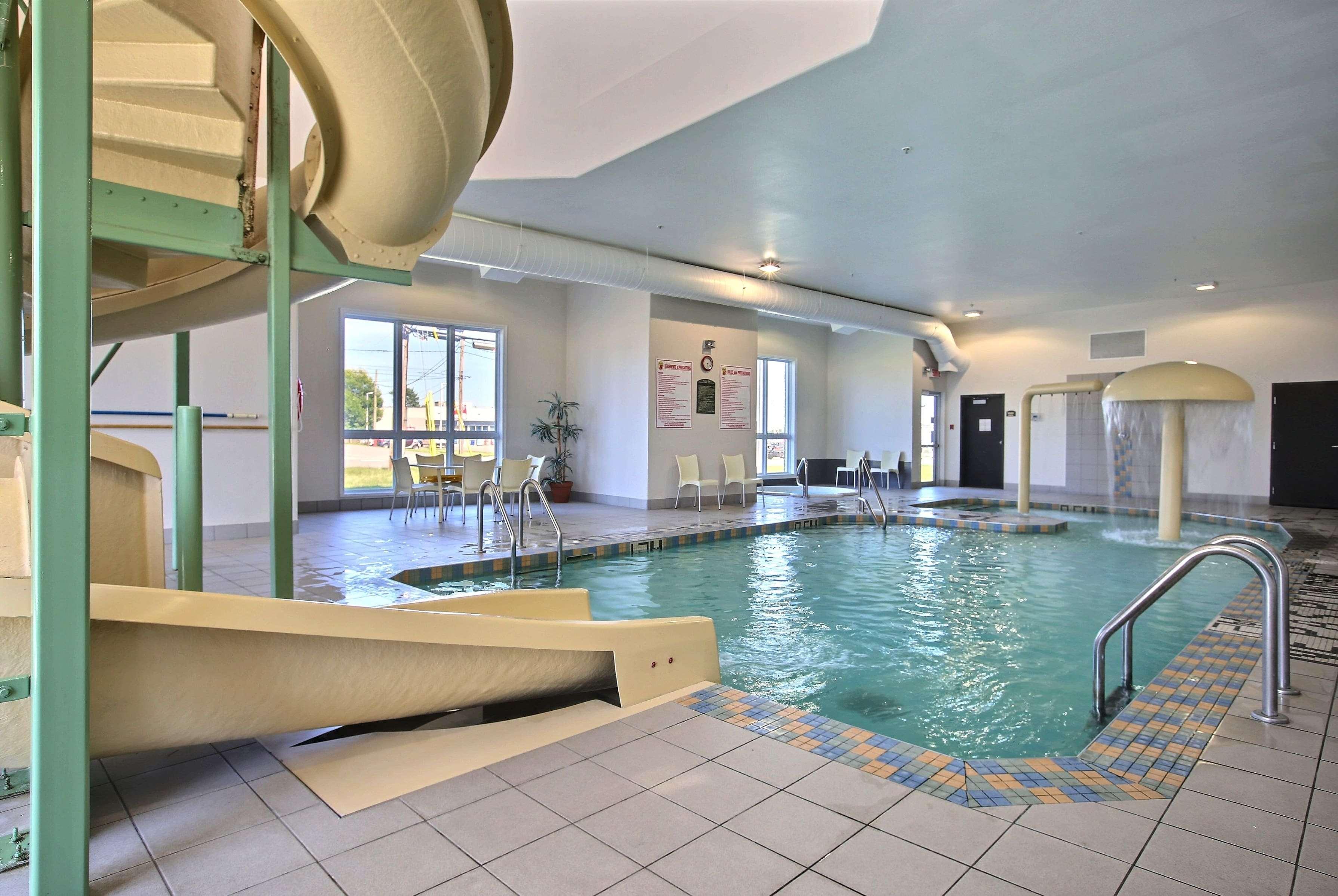 Super 8 By Wyndham Trois-Rivieres Hotell Exteriör bild